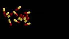 红色的黄色的胶囊药片黑暗背景抗菌电阻概念制药行业药店背景