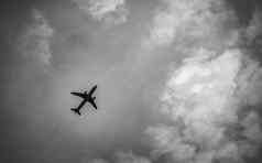 黑色的白色场景国际航空公司灰色天空白色云