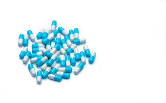 桩蓝色的白色胶囊药丸孤立的白色背景复制空间全球医疗保健概念抗生素药物电阻抗菌胶囊药片制药行业
