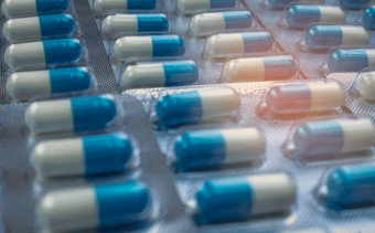 蓝色的白色胶囊药丸泡包安排美丽的模式全球医疗保健概念抗生素药物电阻抗菌胶囊药片制药行业