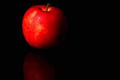 红色的苹果水滴皮肤孤立的黑色的背景复制空间健康的水果健康的食物概念素食主义者食物