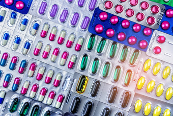 色彩斑斓的平板电脑胶囊药丸泡包装安排美丽的模式耀斑光制药行业概念药店药店抗生素药物电阻有缺陷的
