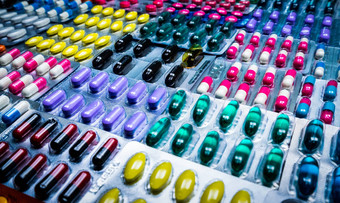 色彩斑斓的平板电脑胶囊药丸泡包装安排美丽的模式制药行业概念药店药店有缺陷的错误制药工厂概念