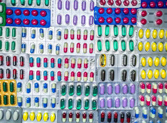 前视图色彩斑斓的平板电脑胶囊药片泡包装安排美丽的模式制药行业概念完整的框架药片背景全球药品
