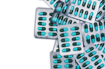 前视图蓝色的绿色抗生素胶囊药片泡包孤立的白色背景复制空间抗菌药物电阻抗生素药物<strong>合理</strong>的概念