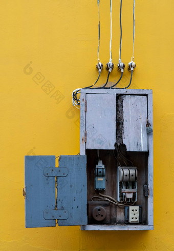 木盒子电控制设备工厂黄色的古董混凝土墙背景手册减少设计安全首页工厂工业概念