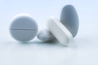 桩白色轮长方形的形状平板电脑药片孤立的白色背景制药行业药店药店标志象征全球医疗保健概念健康药理学