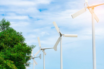 水平轴风涡轮蓝色的天空白色云绿色树风能源<strong>生态</strong>风<strong>农场</strong>绿色能源概念更新能源替代电源可持续发展的资源