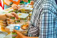 志愿者给食物可怜的人贫困概念私人企业慈善机构给食物社会地位低下的