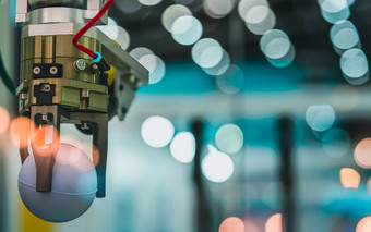 特写镜头机器人手机挑选白色球散景模糊背景聪明的机器人制造业行业机器人工具工厂机器人工程概念
