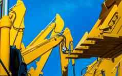 黄色的反铲液压活塞手臂清晰的蓝色的天空重机挖掘建设网站液压机械巨大的推土机重行业