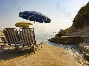 日光浴浴床伞岩石海滩科孚岛岛希腊
