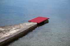 石头码头红色的地毯海滨奢侈品海滩