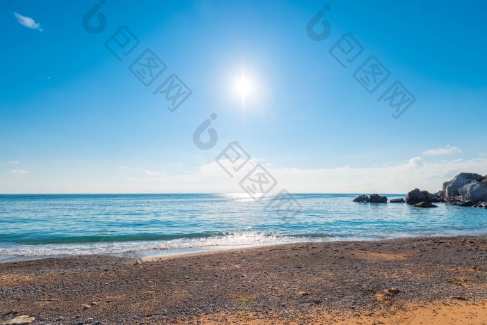 明亮的中午太阳清晰的海水视图地平线图片-包图网企业站