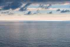 水光滑的表面海地平线悲观的天空简洁的