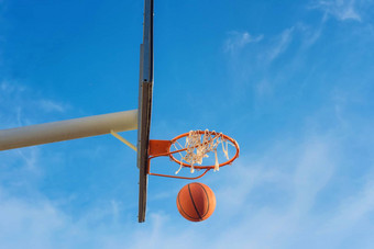 篮球盾球飞行篮子蓝色的天空背景