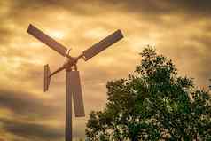水平轴风涡轮蓝色的天空白色云绿色树风能源生态风农场绿色能源概念更新能源替代电源可持续发展的资源
