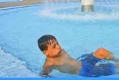 男孩公共游泳池肖像男孩游泳池阳光明媚的夏天一天夏天快乐奇尔胡德概念复制空间