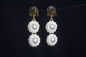 手工制作的珠宝使珠子宏耳环白色珠子耳环石头美丽的饰品耳环白色珠子饰品黑色的背景
