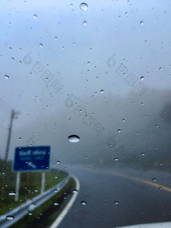 密集的雾危险的开车车骑车路