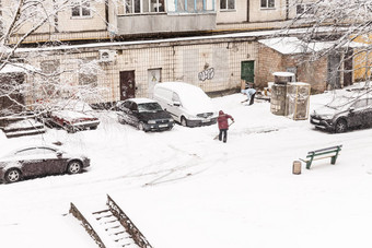 门卫清洁雪重雪城市院子里绢