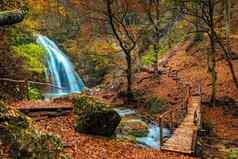 秋天景观美丽的风景法尔-朱尔瀑布芒