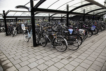 阿姆斯特丹荷兰9月日落阿姆斯特丹自行车停车传统的荷兰建筑花市场单运河荷兰
