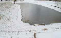 冻池塘覆盖雪城市公园