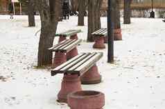 木长椅冬天城市公园雪