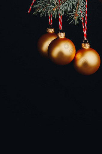 圣诞节一年<strong>礼品</strong>卡分支机构枞树形装饰金球<strong>红色</strong>的线程黑色的<strong>背景</strong>孤立的关闭