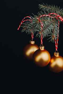 圣诞节一年礼品卡分支机构枞树形装饰金球红色的线程黑色的背景孤立的关闭