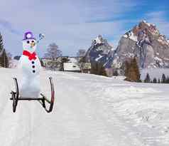 有趣的圣诞节概念聚会，派对雪人穿他辊舌头滑动滑雪山坡雪橇