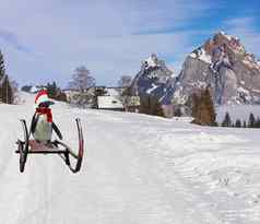 快乐圣诞节有趣的企鹅穿圣诞老人老人他围巾滑动滑雪山坡雪橇