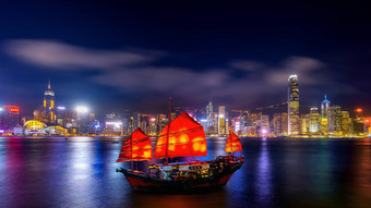 <strong>维多利亚</strong>港口垃圾船晚上在<strong>香港香港</strong>