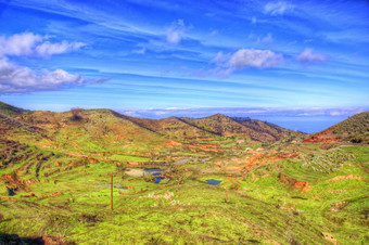 <strong>西北海岸</strong>tenerife山绿色草蓝色的天空云加那利群岛人岛屿