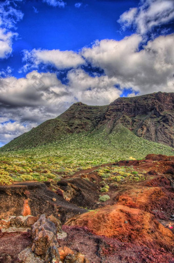 云蓝色的天空绿色字段山阳光明媚的一天<strong>西北海岸</strong>tenerife点有一部灯塔加那利岛