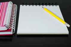 空白笔记本铅笔木表格
