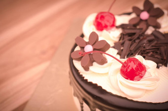 生日蛋糕香草巧克力樱桃划分块木表格