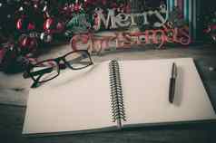请注意垫铅笔木桌子上配件概念快乐圣诞节问候信