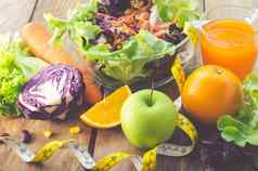 蔬菜沙拉碗水果汁健康的吃概念