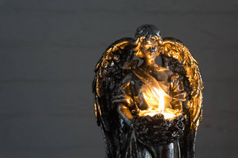 银天使雕像持有燃烧蜡烛特写镜头圣诞节精神上的传统