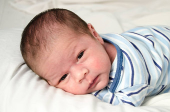 新生儿周婴儿男孩铺设白色表醒着的