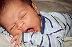 周新生儿婴儿男孩睡觉白色表