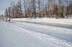冬天景观开放城市公园冰滑冰跟踪