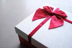 情人节现在礼物盒子红色的丝带浪漫的夫妇