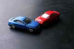 玩具汽车崩溃事故模拟红色的蓝色的车