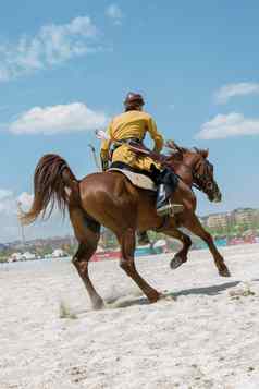 土耳其骑马少数民族衣服例子