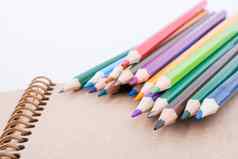 颜色铅笔笔记本