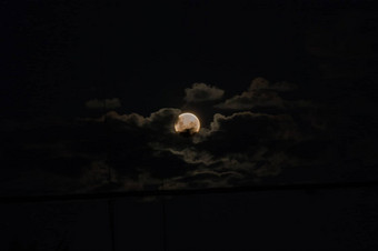 完整的月亮包围云eclipse
