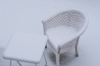 白色表格休息室椅子覆盖厚层雪冬天季节花园休息室集冬天